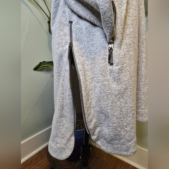 Gently Worn Yest Grey Sweater Pockets size 8 - Picture 5 of 9